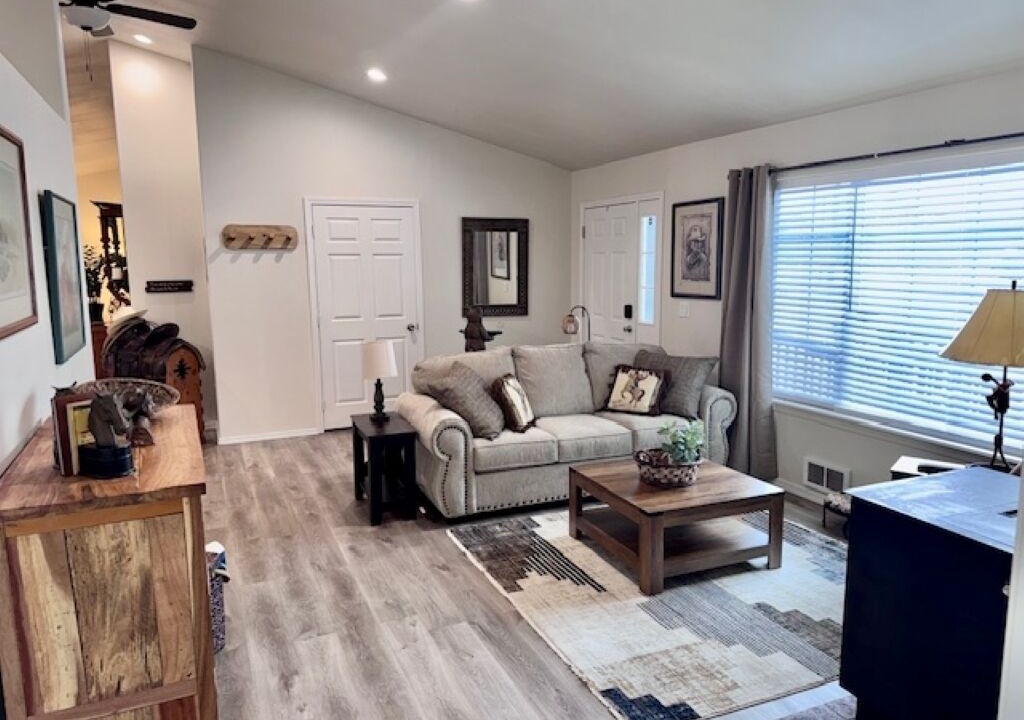 Photo of Livingroom in Comeback Bay