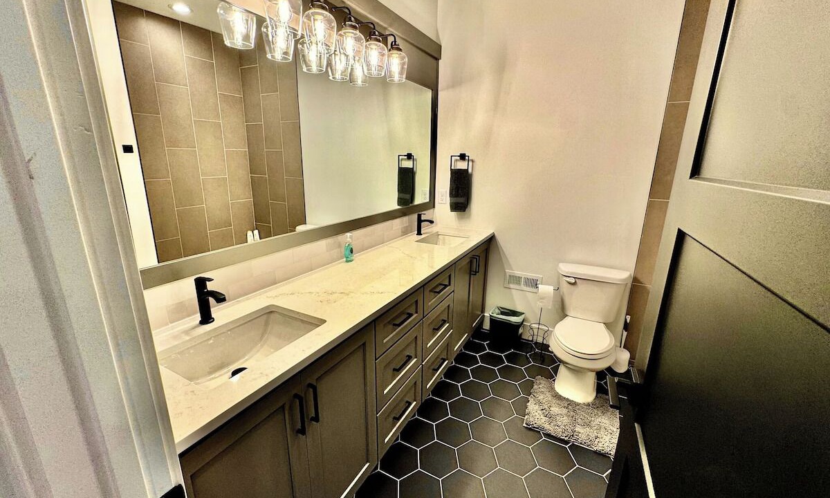 Photo of Bathroom in Island Park