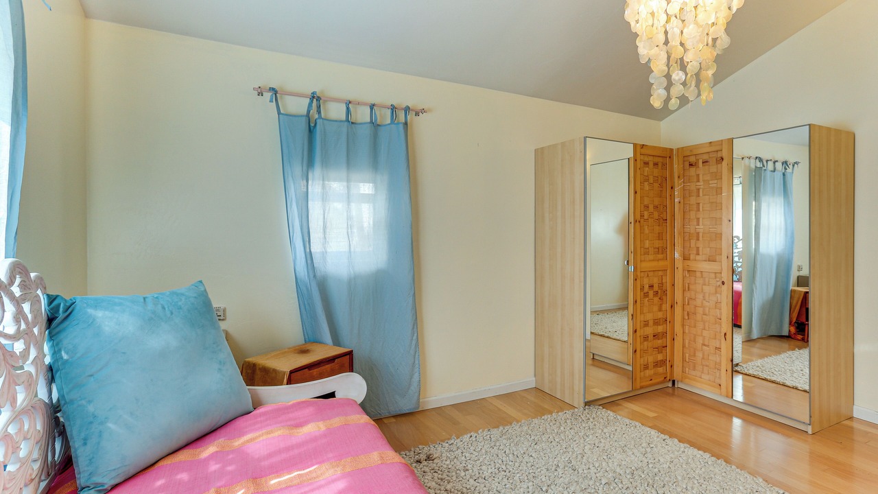 Photo of Bedroom in Weed