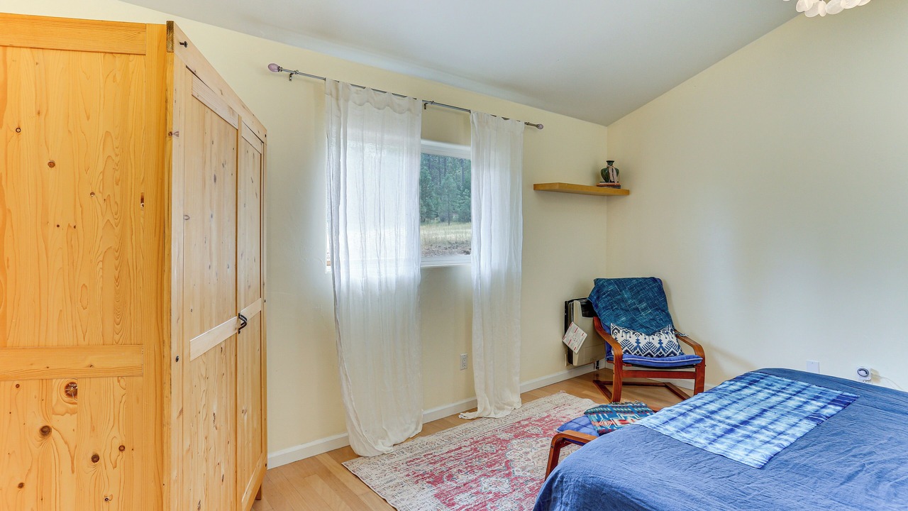 Photo of Bedroom in Weed