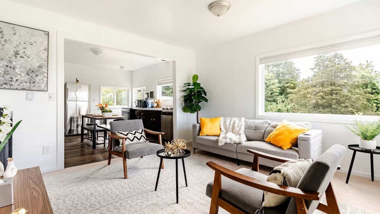 Photo of Livingroom in Rainier View