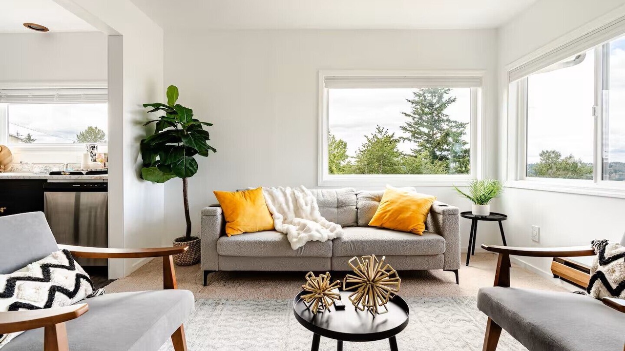 Photo of Livingroom in Rainier View