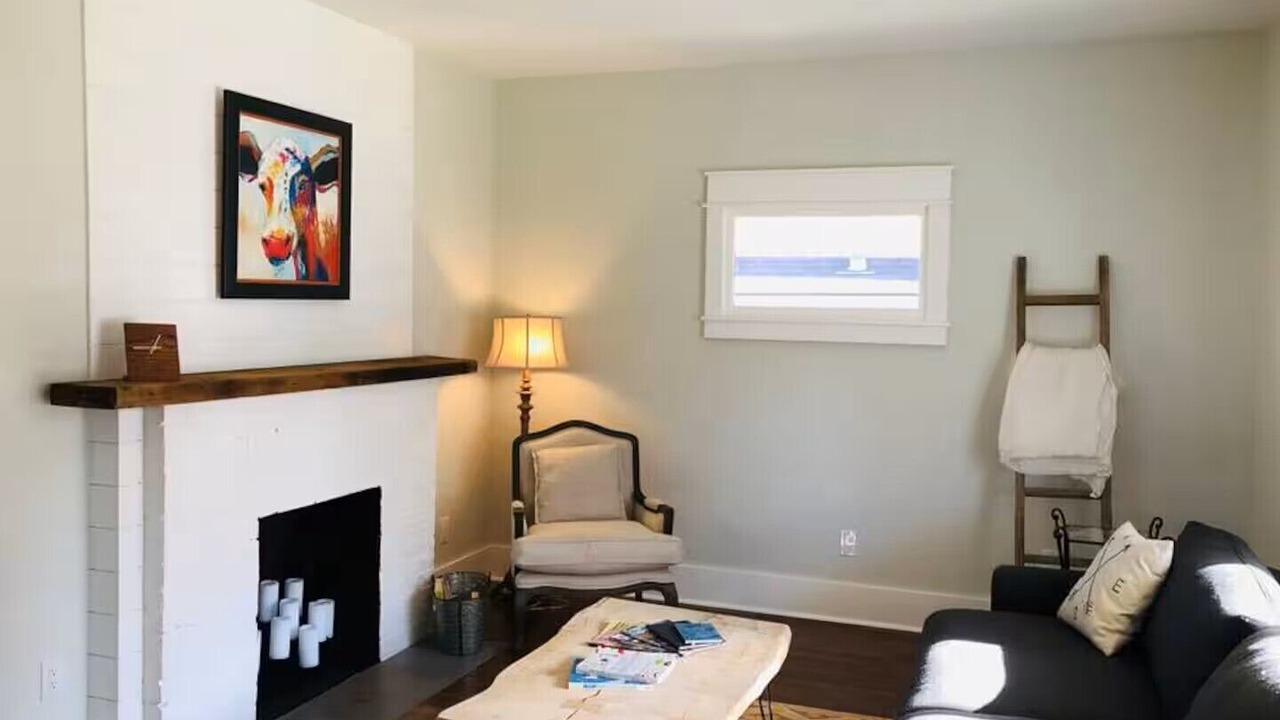 Photo of Livingroom in South Perry District