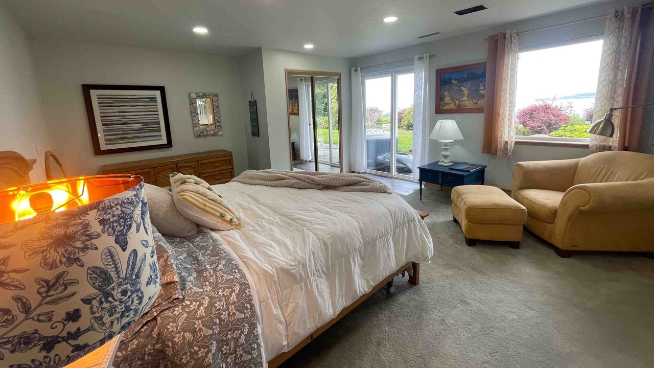 Photo of Bedroom in Hansville