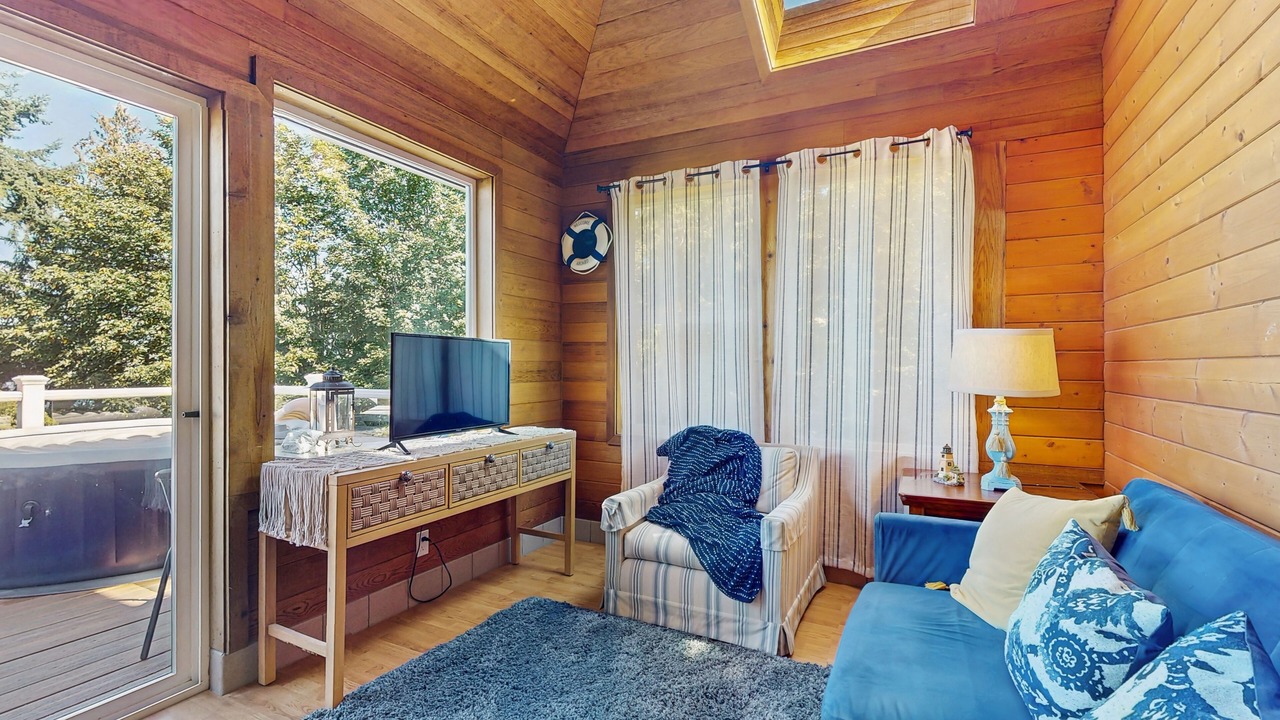 Photo of Livingroom in Hansville