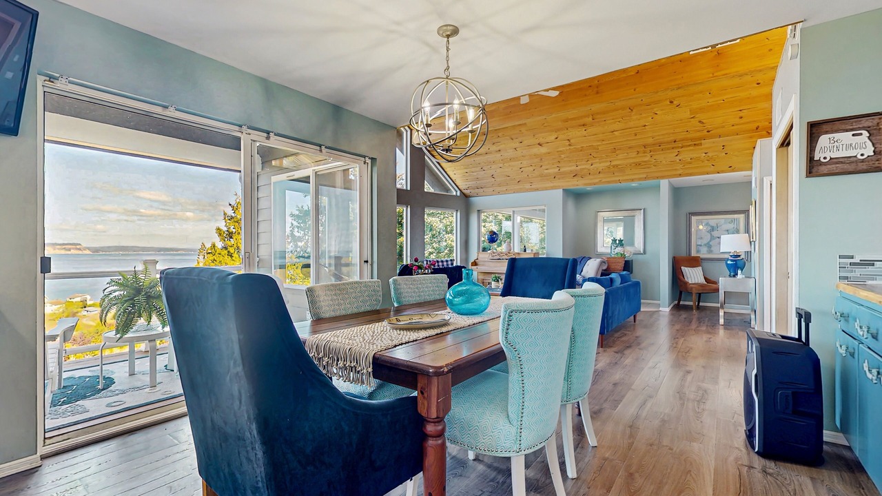 Photo of Livingroom in Hansville