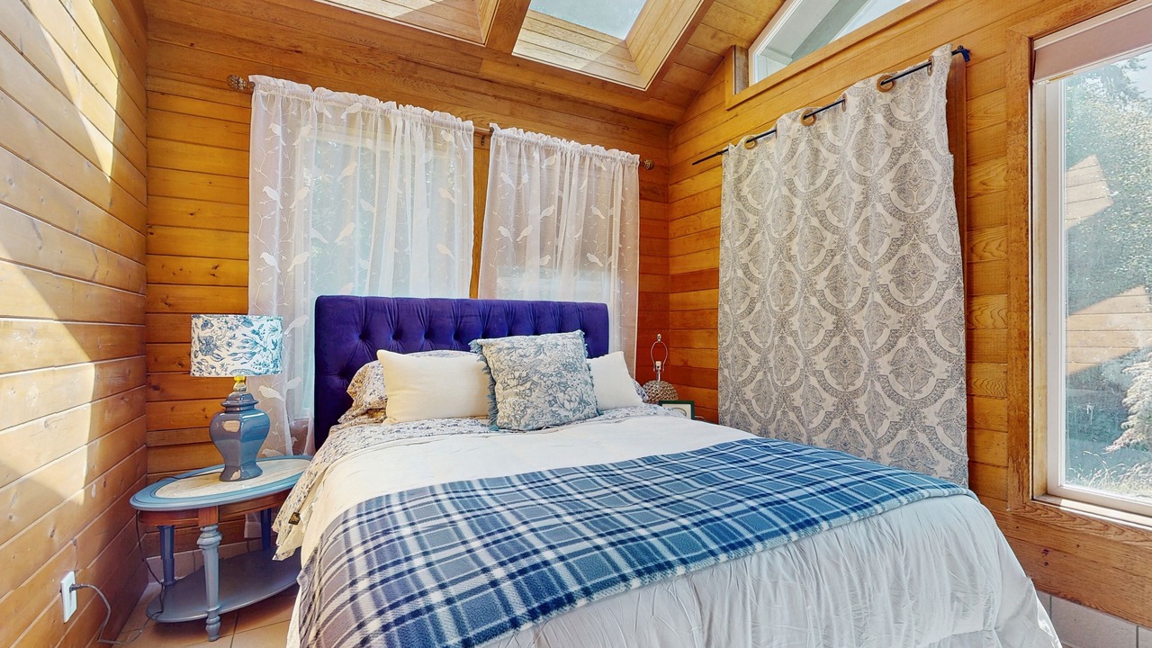 Photo of Bedroom in Hansville