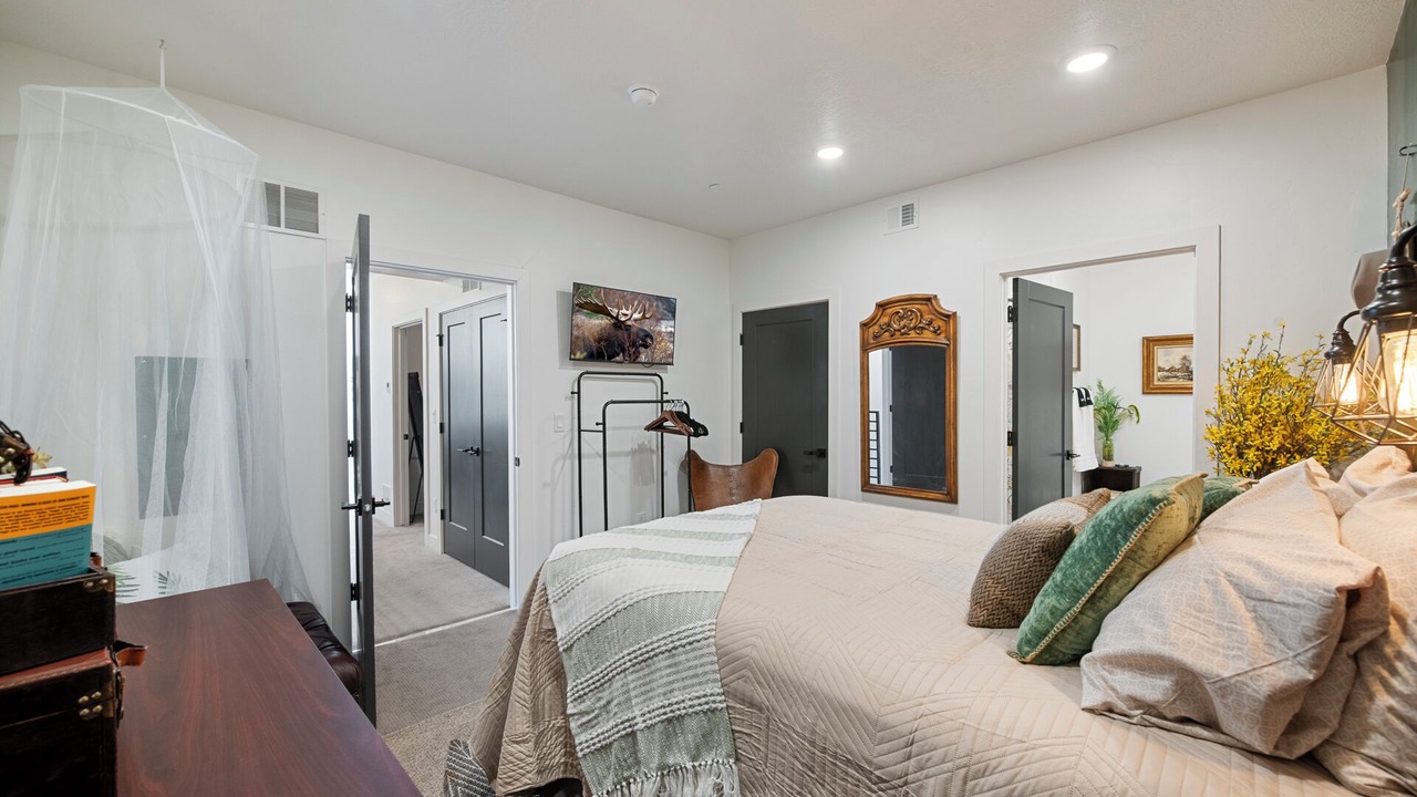 Photo of Bedroom in People's Freeway