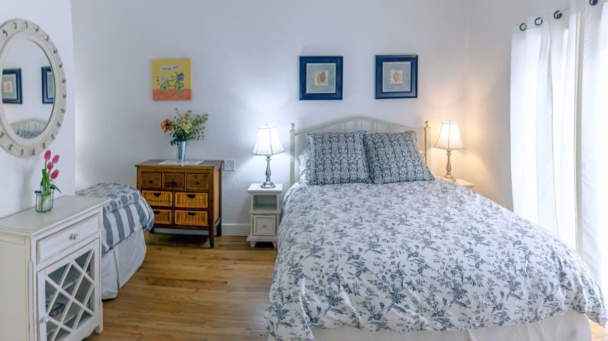 Photo of Bedroom in Siskiyou-Hargadine Historic District