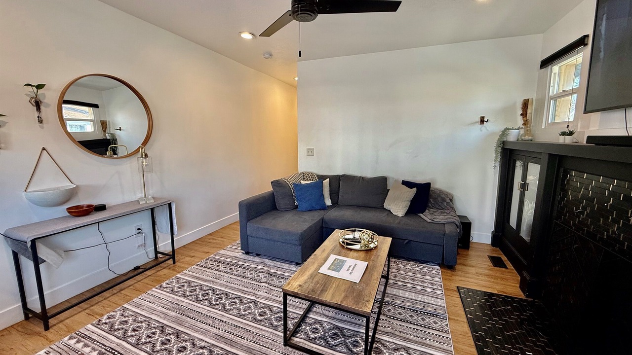 Photo of Livingroom in Central City