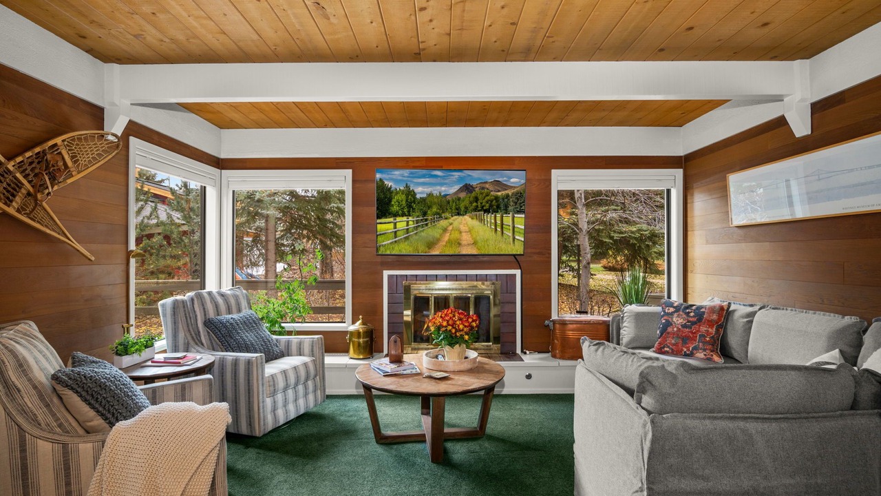 Photo of Livingroom in Elkhorn