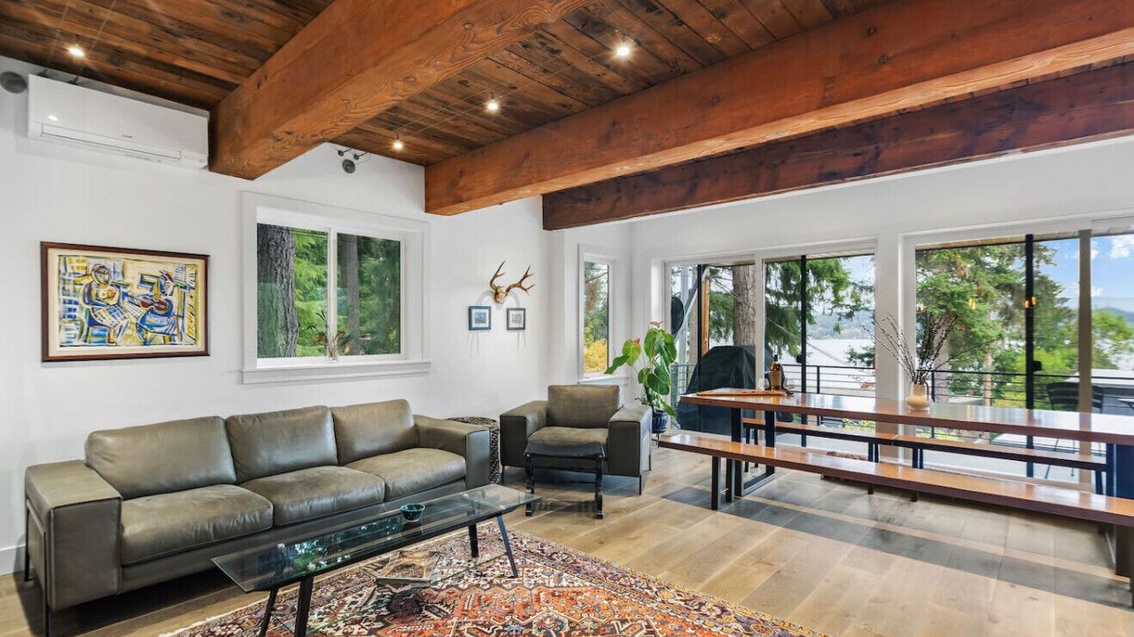 Photo of Livingroom in Northeast Bellevue