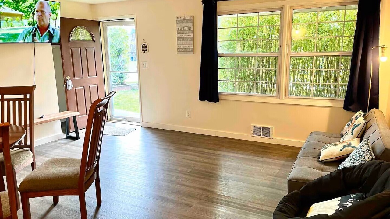 Photo of Livingroom in Alderwood Manor