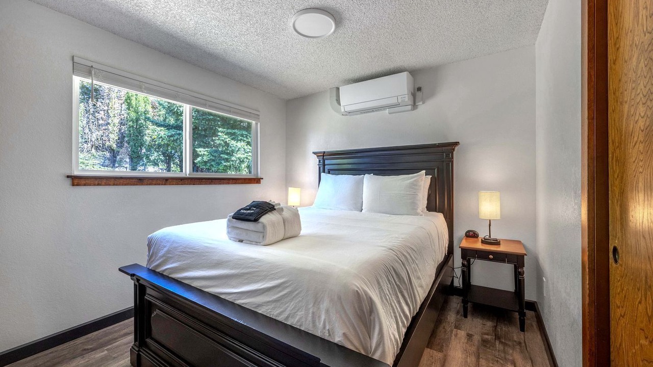 Photo of Bedroom in Cascade Locks