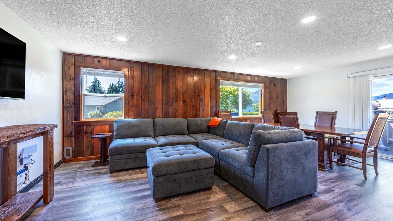 Photo of Livingroom in Cascade Locks