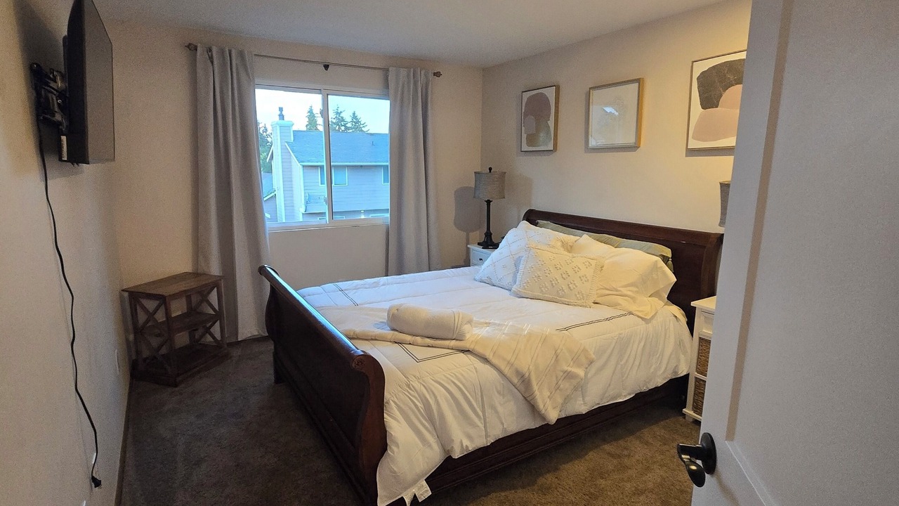 Photo of Bedroom in Rollingbay