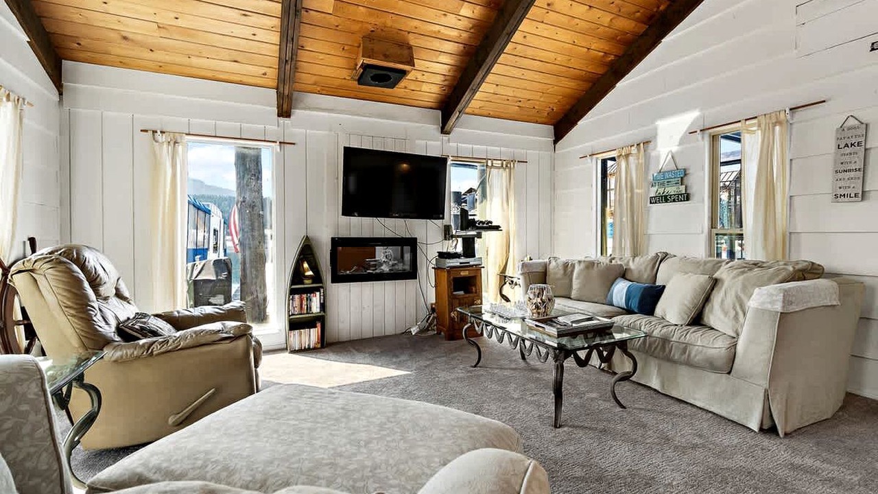 Photo of Livingroom in Bayview