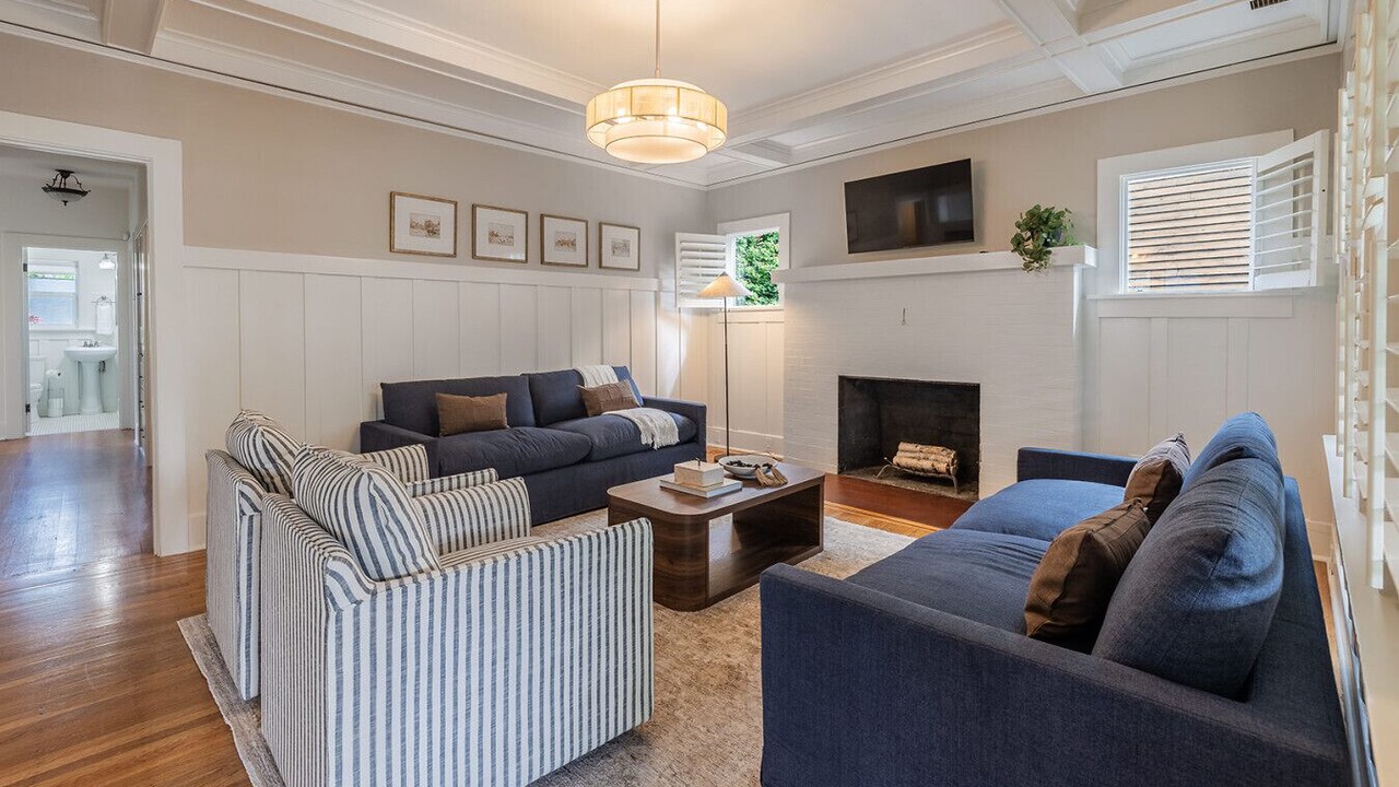 Photo of Livingroom in Montlake