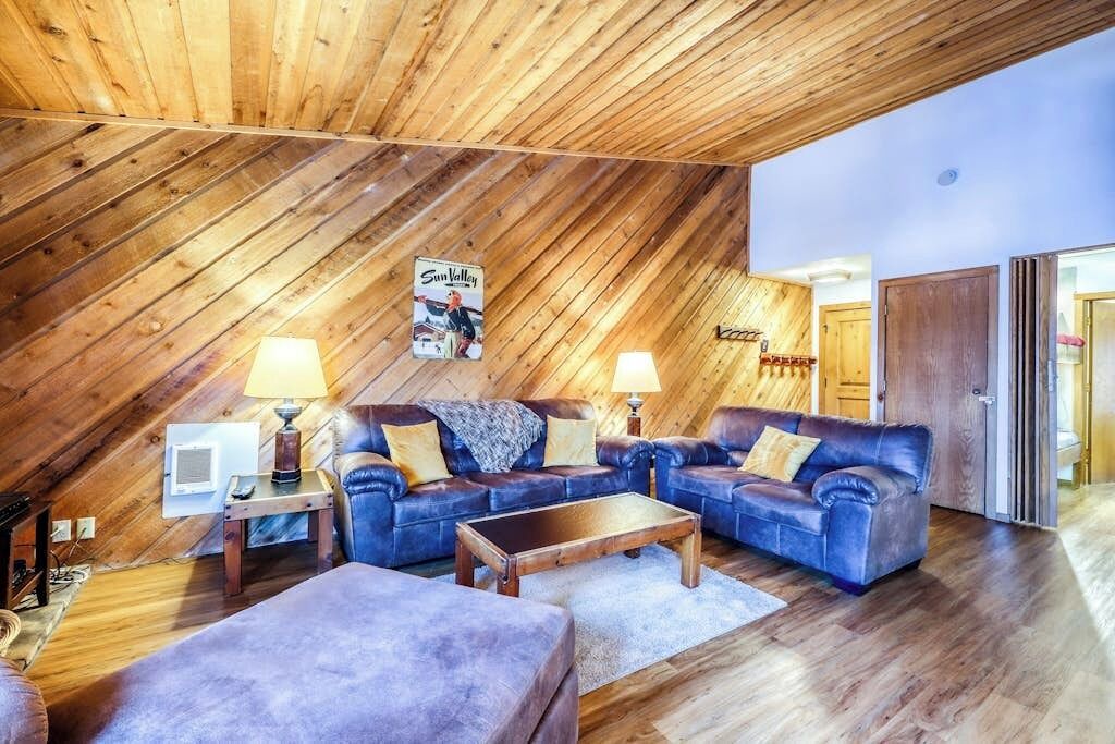 Photo of Livingroom in Elkhorn Village