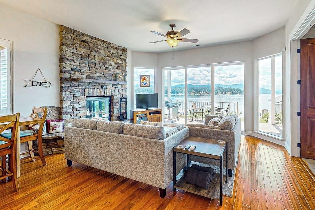 Photo of Livingroom in East Hope