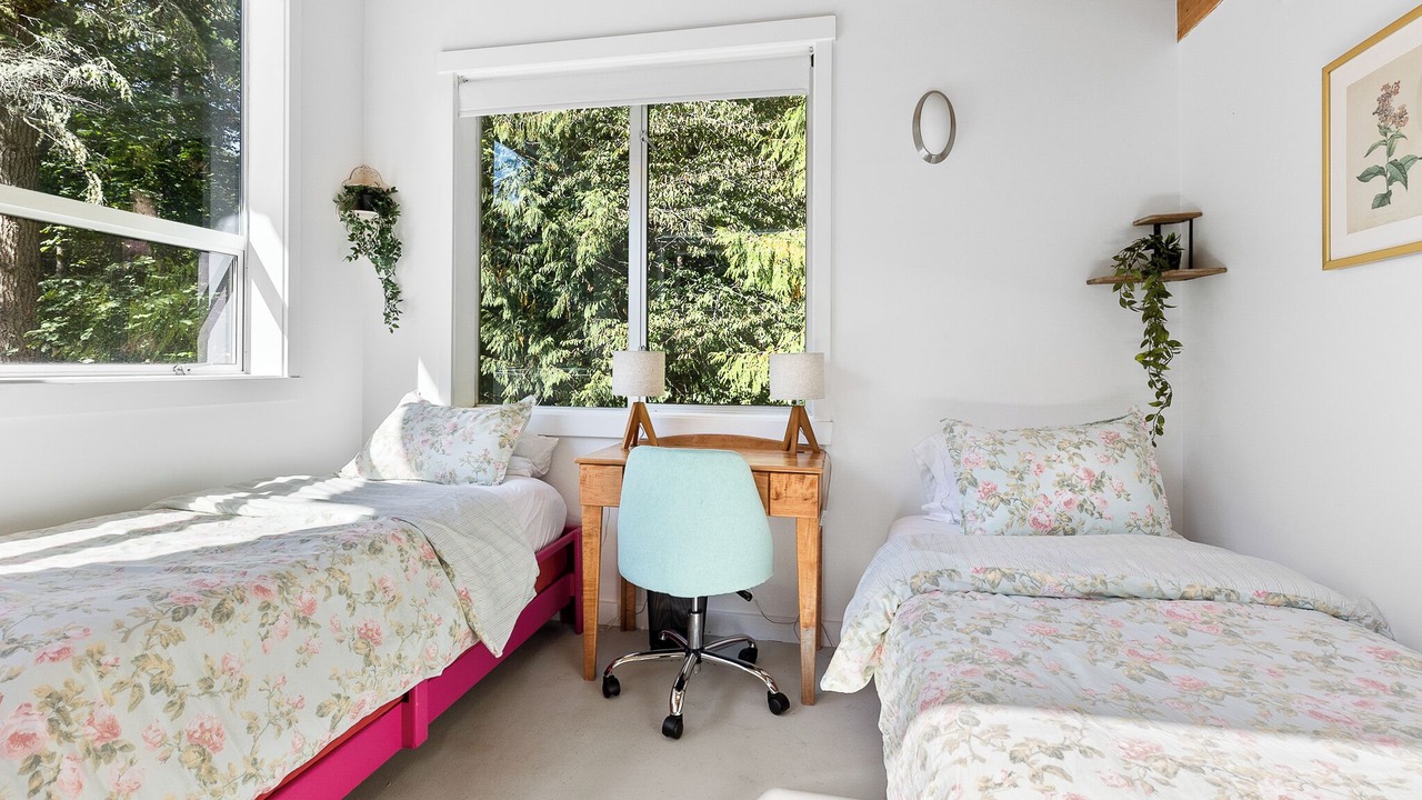 Photo of Bedroom in Rollingbay