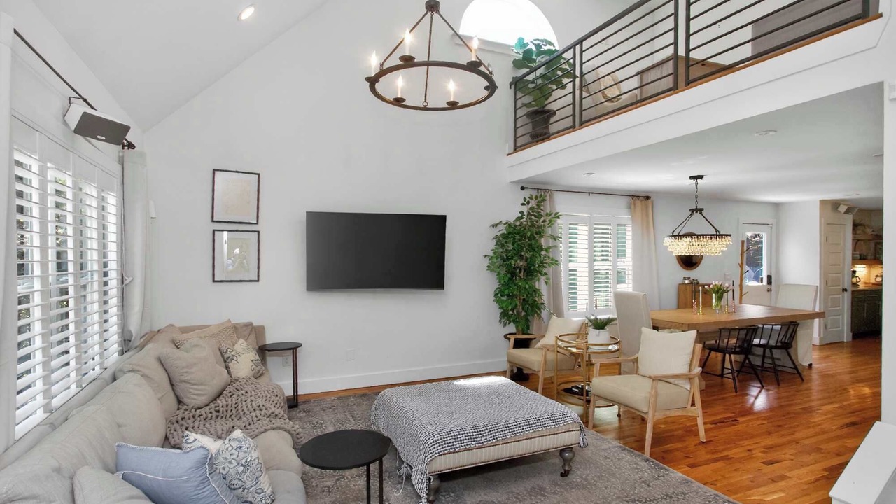 Photo of Livingroom in Shelby Hills