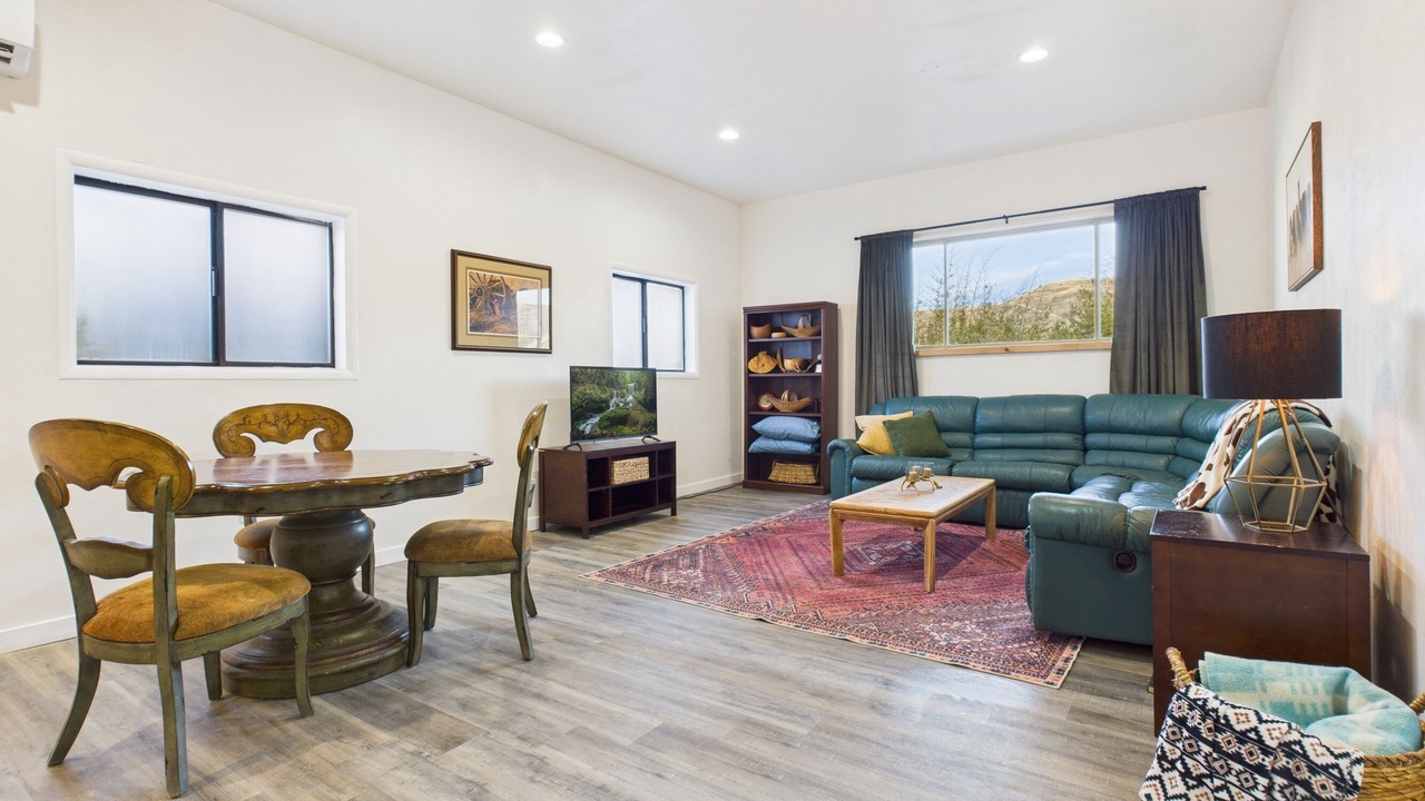 Photo of Livingroom in White Bird