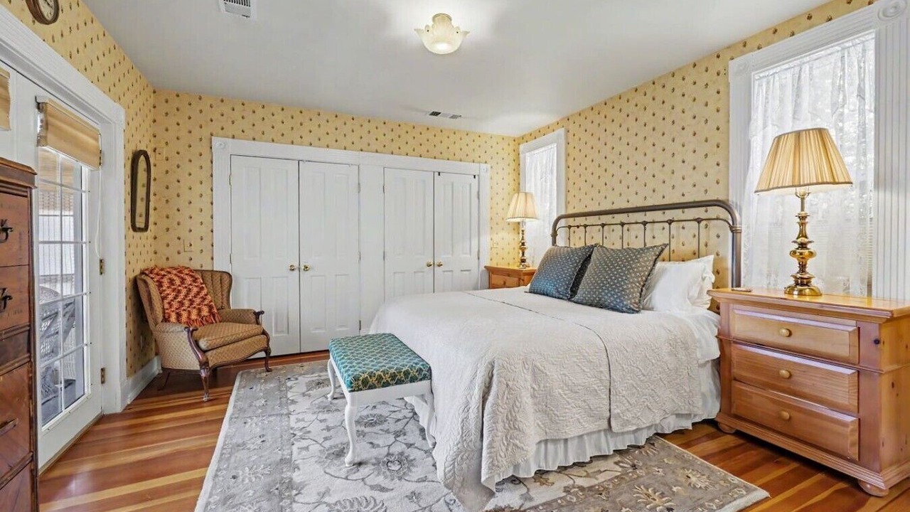 Photo of Bedroom in Siskiyou-Hargadine Historic District