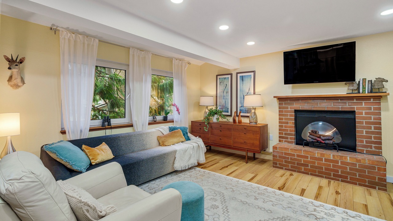 Photo of Livingroom in Shoreline