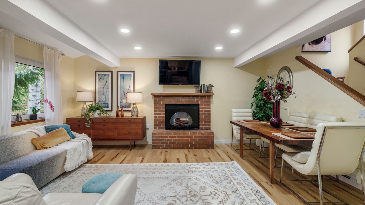 Photo of Livingroom in Shoreline