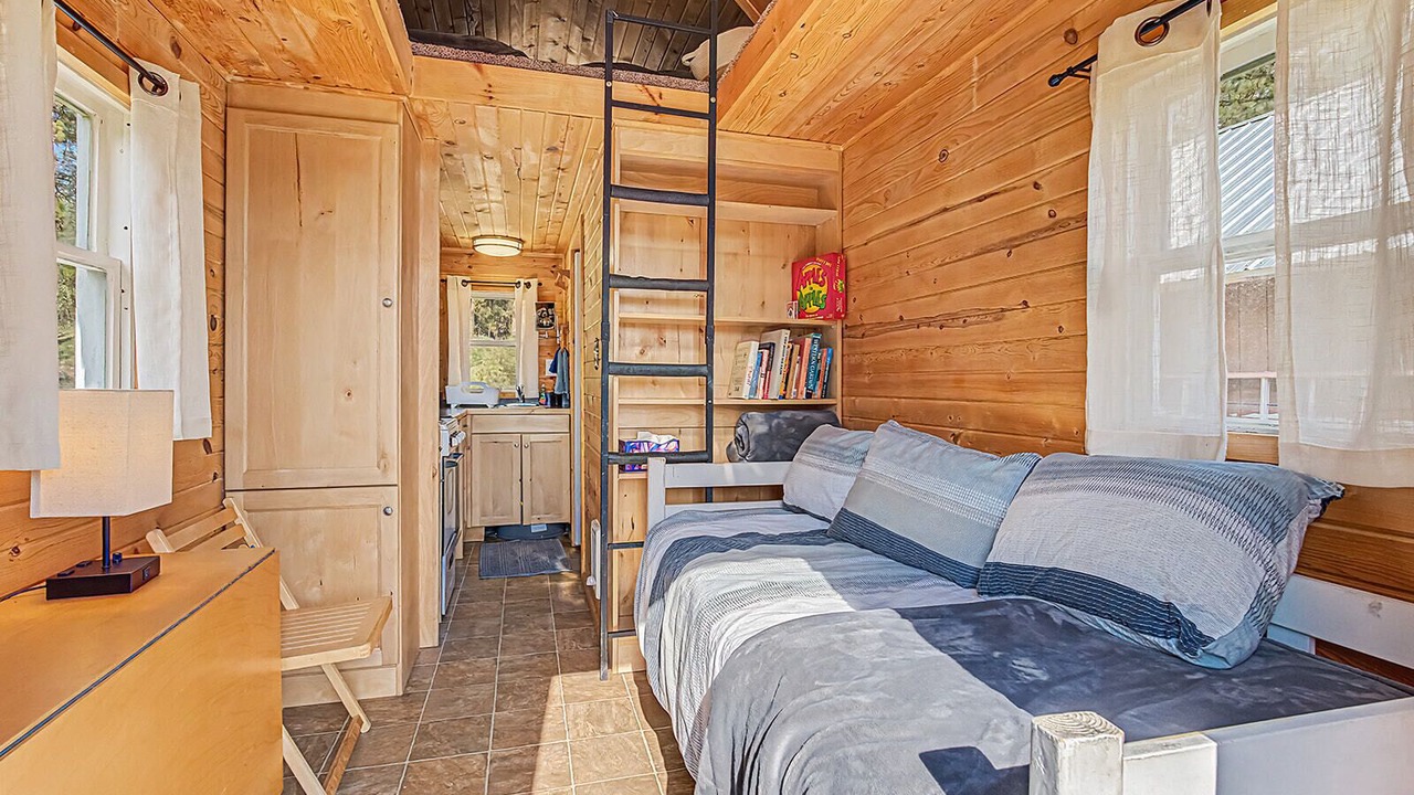 Photo of Bedroom in Garden Valley