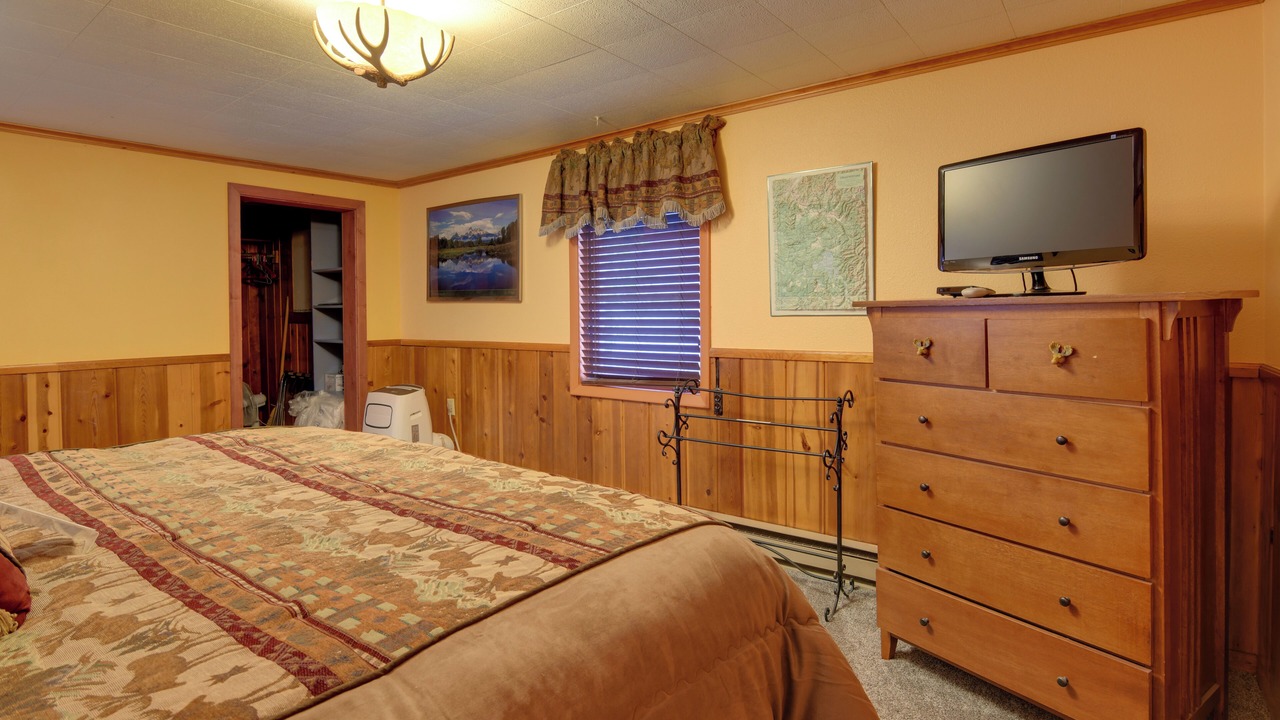 Photo of Bedroom in West Yellowstone