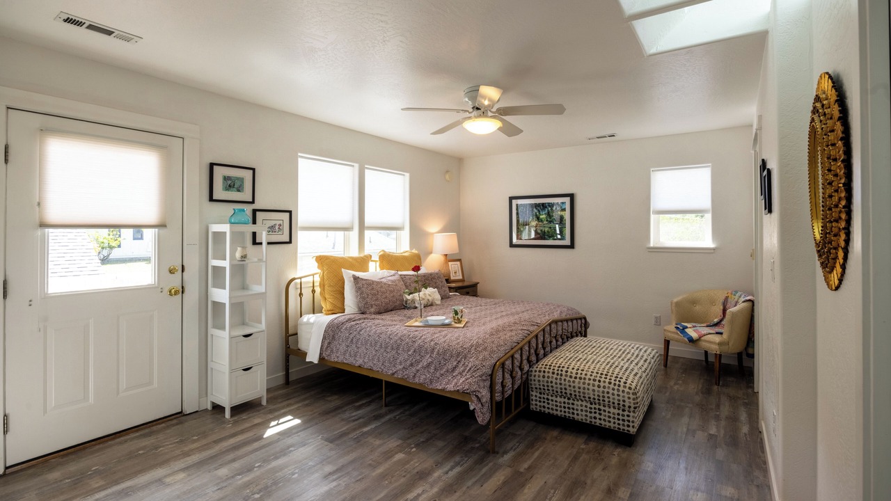 Photo of Bedroom in Siskiyou-Hargadine Historic District