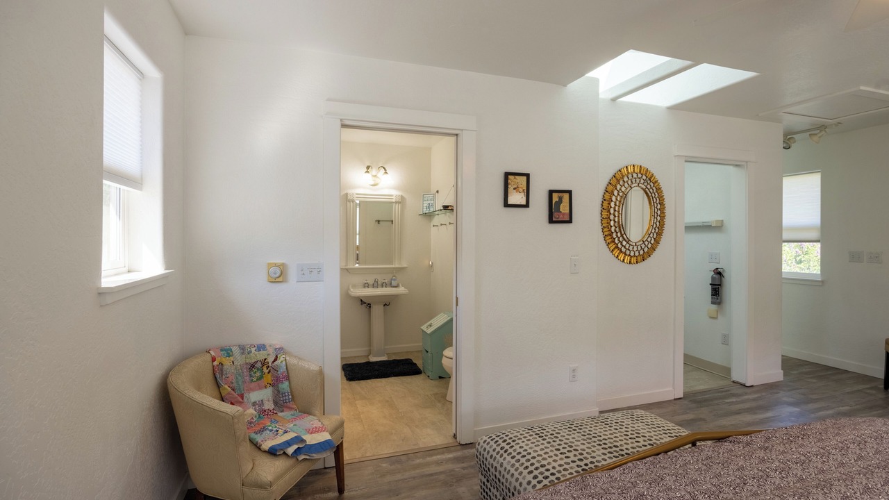 Photo of Bedroom in Siskiyou-Hargadine Historic District