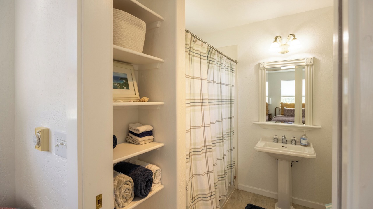 Photo of Bathroom in Siskiyou-Hargadine Historic District