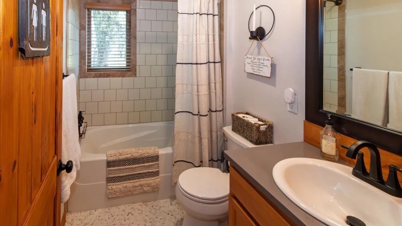 Photo of Bathroom in Elk