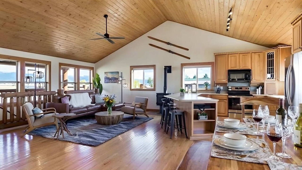 Photo of Livingroom in Leigh Creek Estates