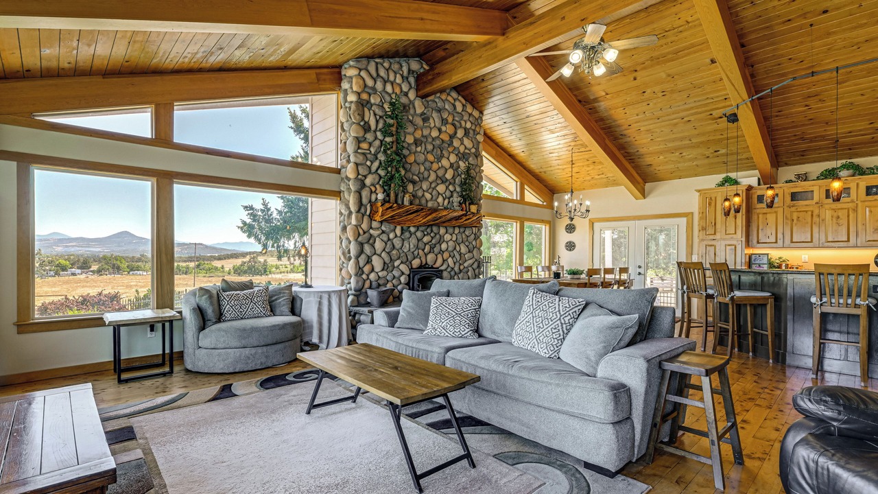 Photo of Livingroom in Eagle Point