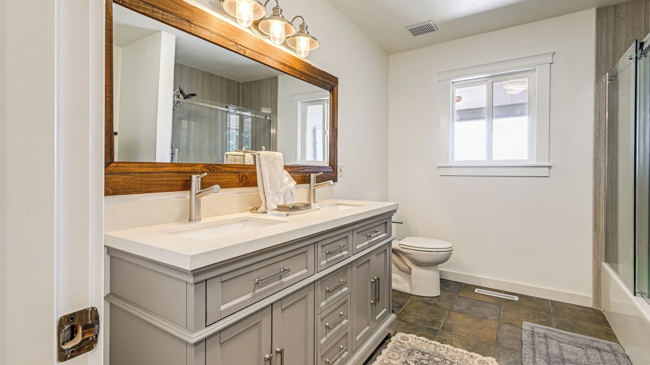 Photo of Bathroom in Eagle Point