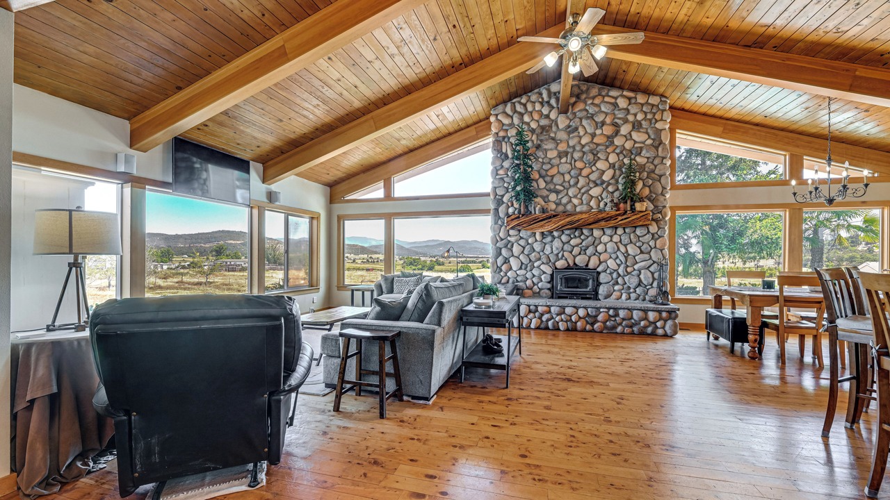 Photo of Livingroom in Eagle Point