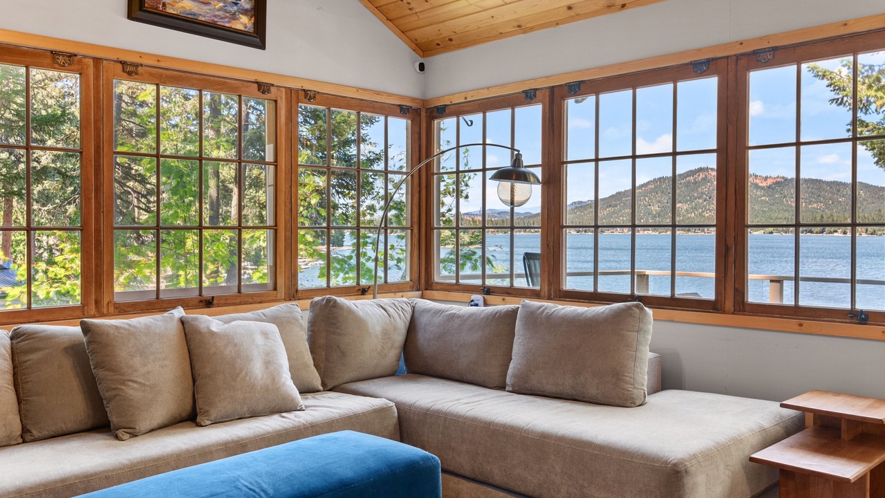 Photo of Livingroom in Loon Lake