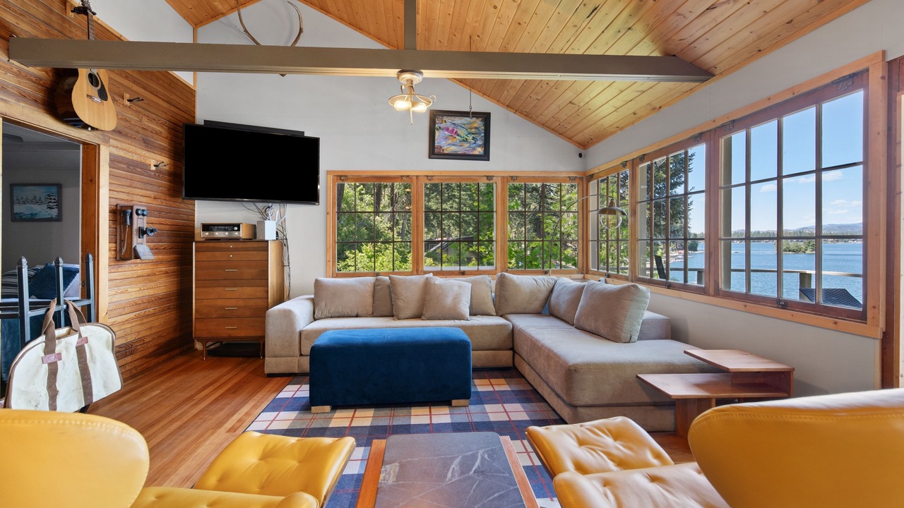 Photo of Livingroom in Loon Lake