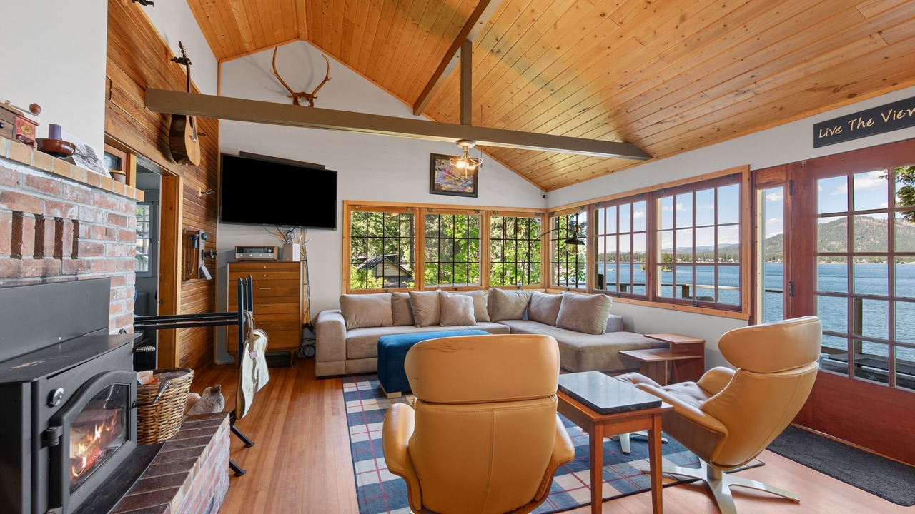 Photo of Livingroom in Loon Lake