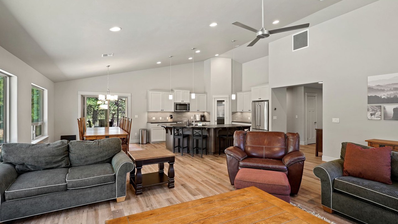Photo of Livingroom in Deschutes River Woods