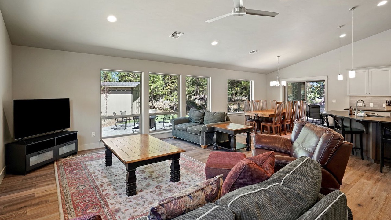 Photo of Livingroom in Deschutes River Woods