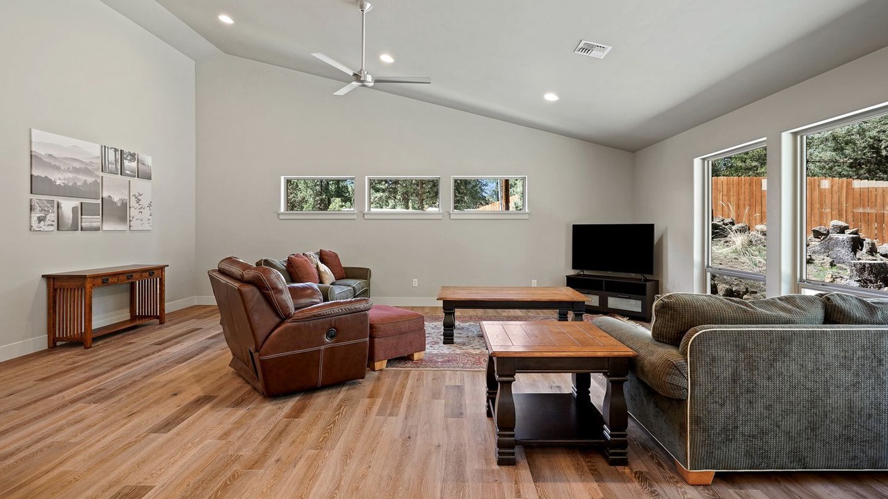 Photo of Livingroom in Deschutes River Woods