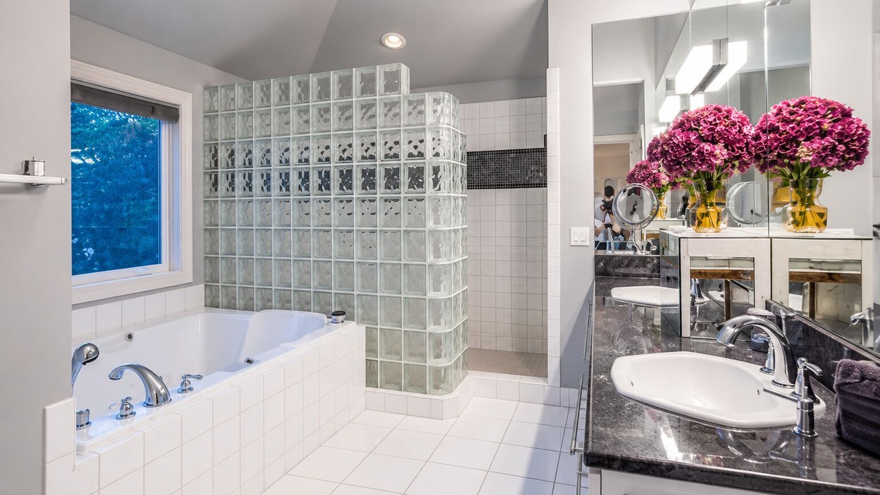 Photo of Bathroom in Cougar Mountain