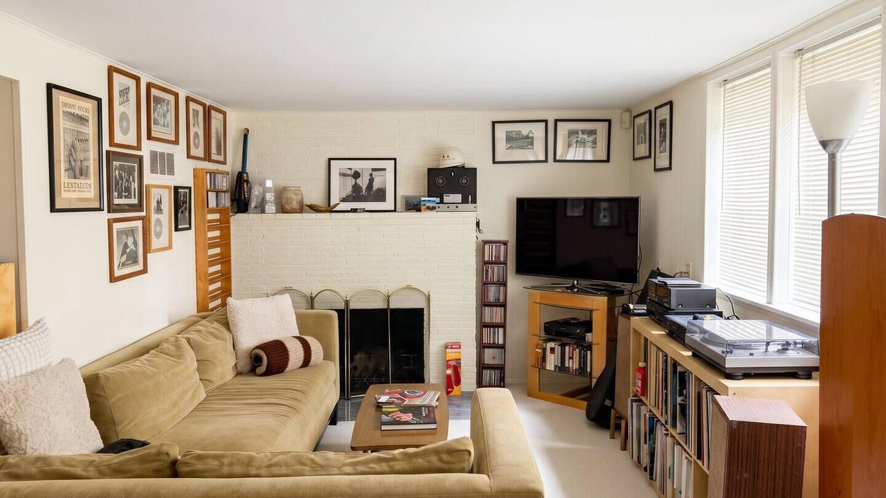 Photo of Livingroom in Mid-Beacon Hill