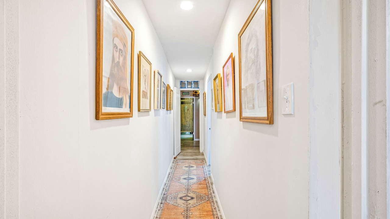 Photo of Others in Emigrant