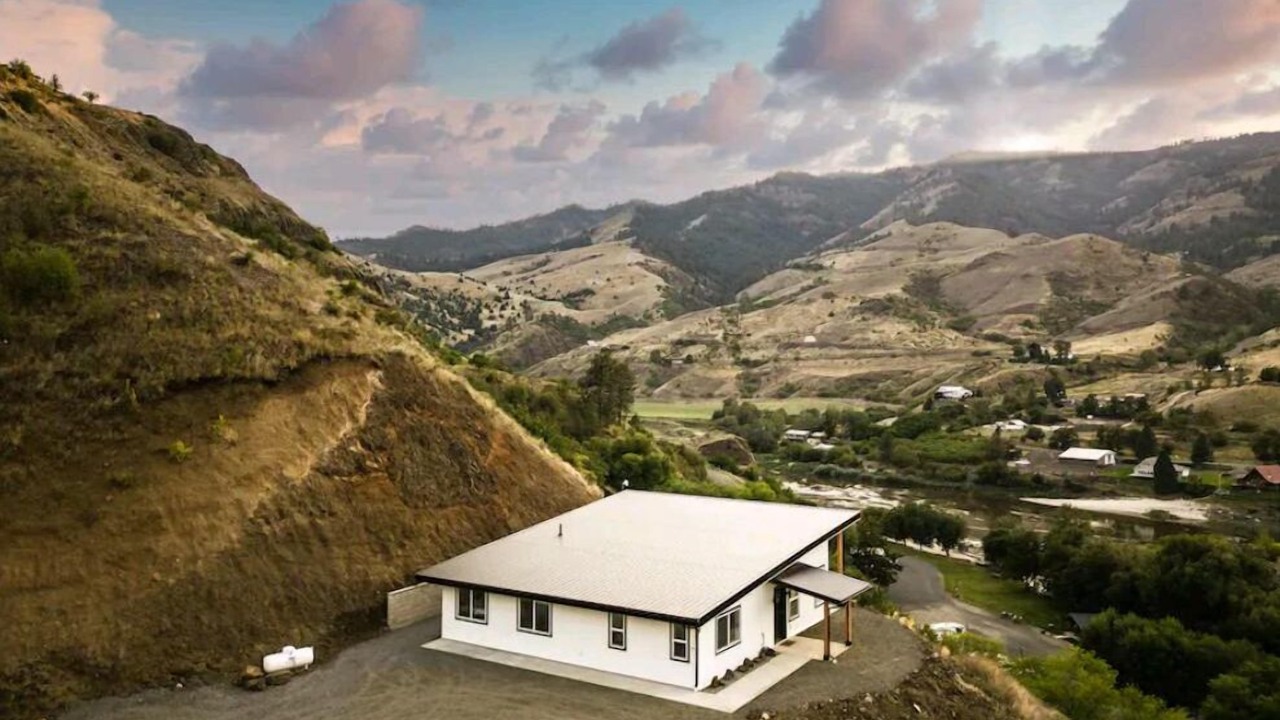 Photo of Outdoor in White Bird